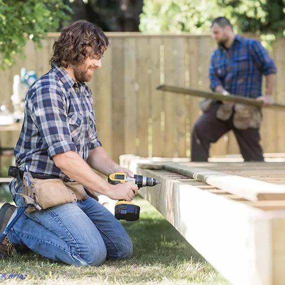 Hantverkare snickrar altan