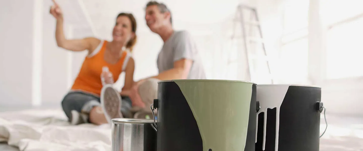 Färgburkar och glada människor