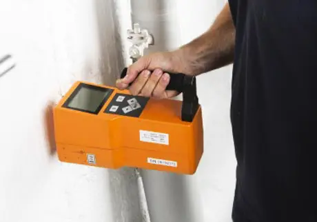 Man mäter radon med radonmätare