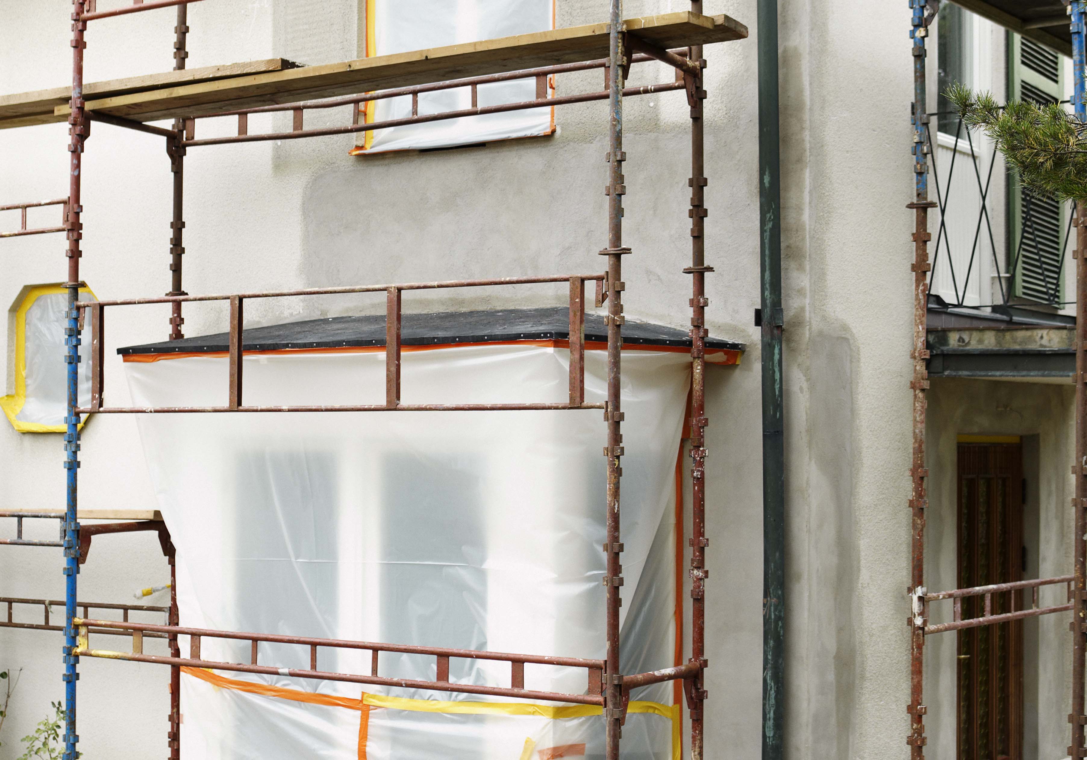 Byggnadsställnig runt hus