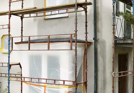 Byggnadsställnig runt hus