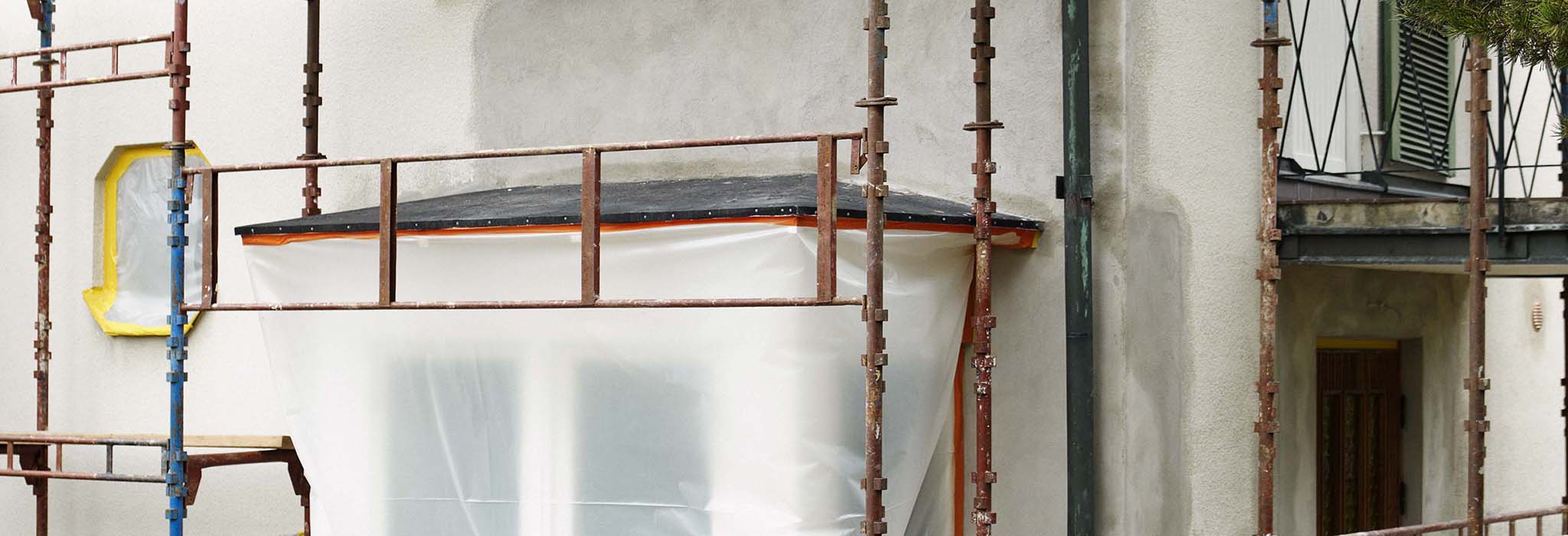 Byggnadsställnig runt hus