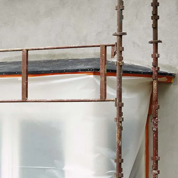 Byggnadsställnig runt hus