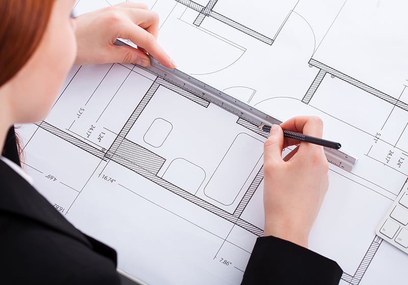 Kvinna ritar planlösning