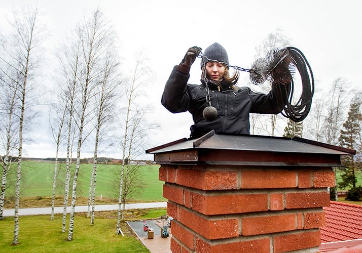 Sotare på tak som sotar skorsten