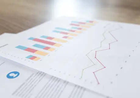Papper med grafer och stapeldiagram