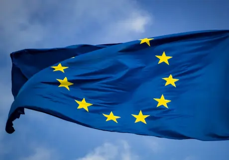 Eu-flagga fladdrar i vinden