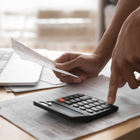 Kvinna använder miniräknare