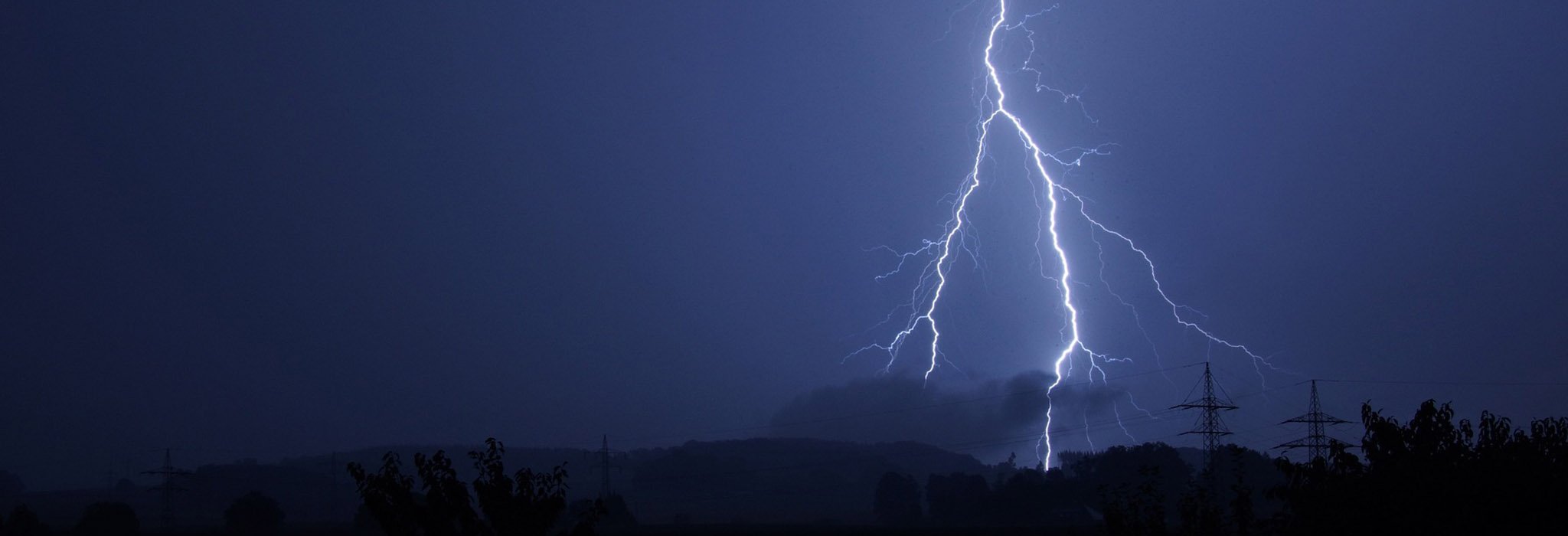 Blixt slår ned i fjärran