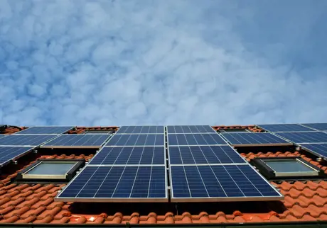Solceller på tak med tegelpannor