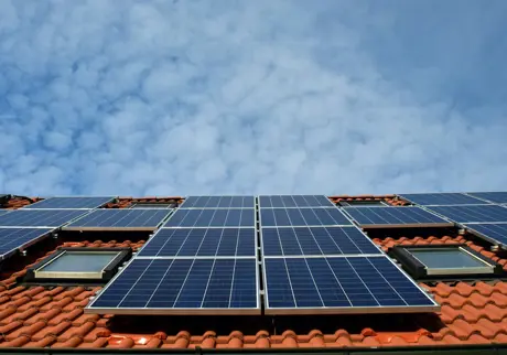 Solceller på tak med tegelpannor