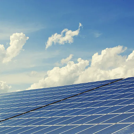 Solpanel och moln