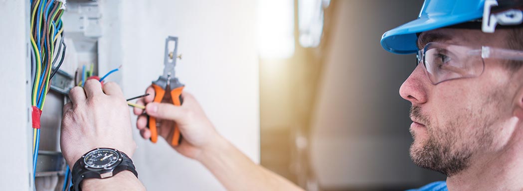 Elektriker installerar värmepump