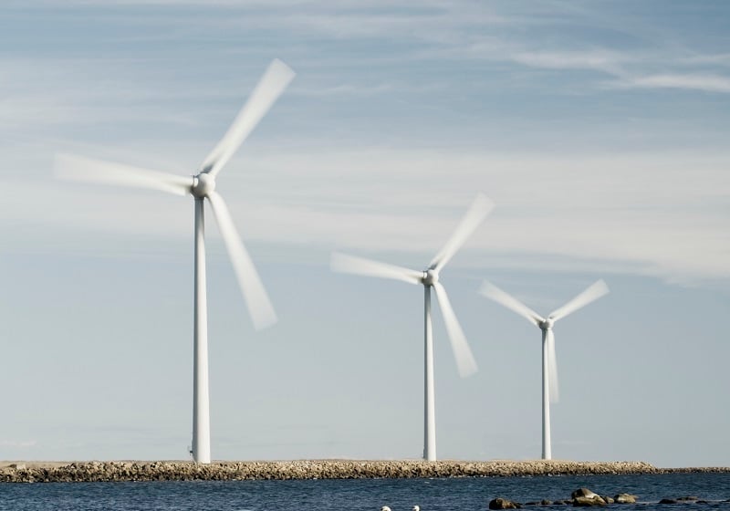 Tre vindkraftverk vid vattnet