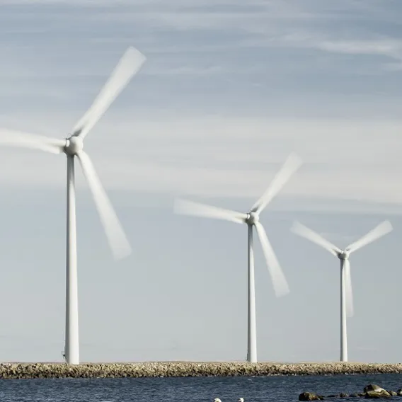 Tre vindkraftverk vid vattnet