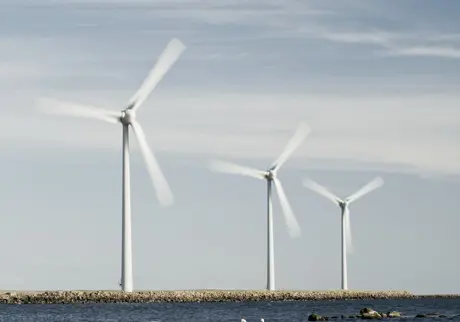 Tre vindkraftverk vid vattnet