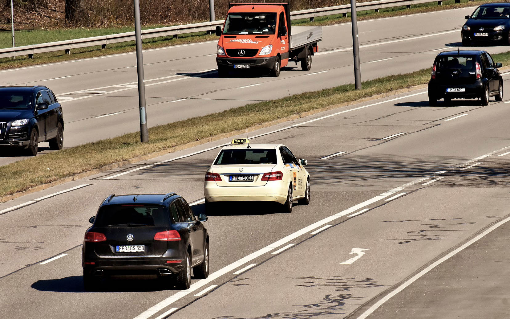 Bilar åker på väg