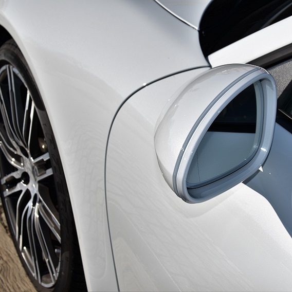 Vit bil med fälg och sidospegel