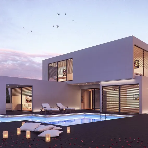 Modernt hus med pool i skymning