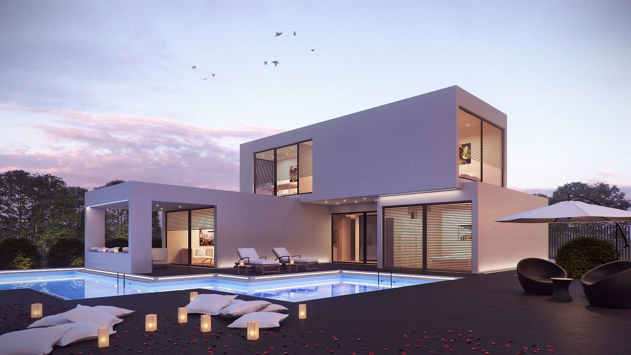 Modernt hus med pool i skymning