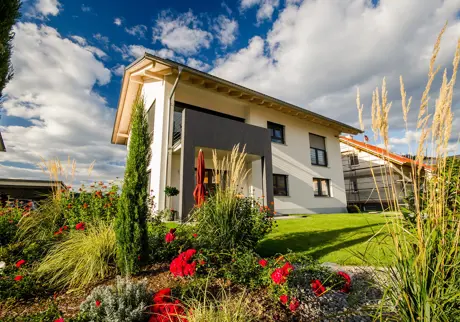 Modernt hus med vackert odlad trädgård