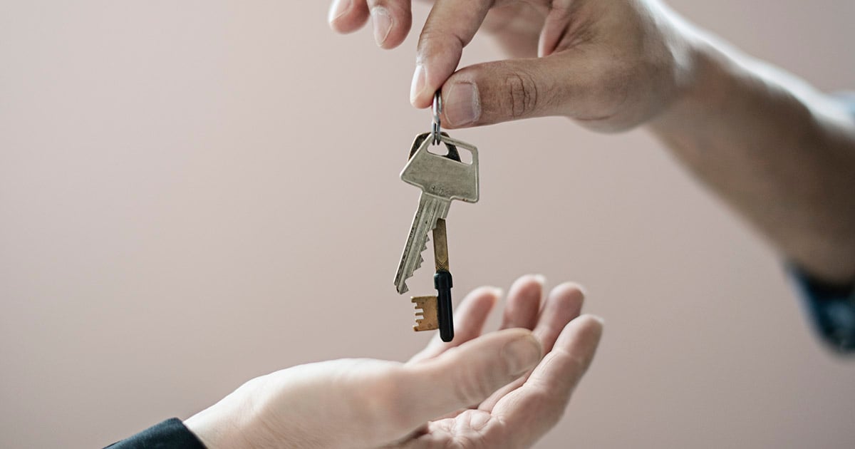 Person ger över nyckel
