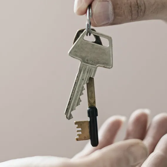 Person ger över nyckel