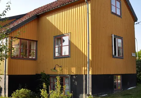 Gul villa med mörk grund