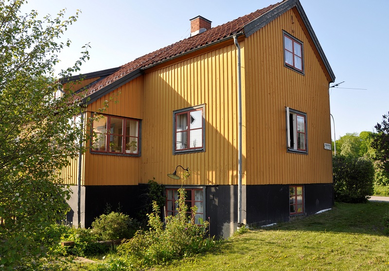 Gul villa med mörk grund