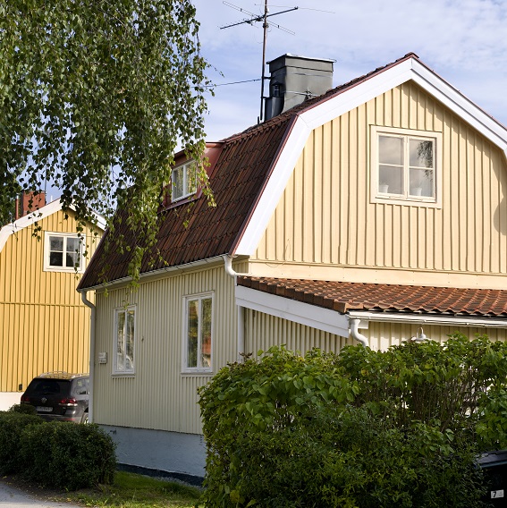 Gul Villa i grönskande område