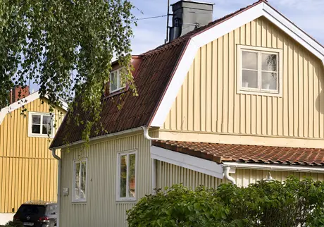 Gul Villa i grönskande område