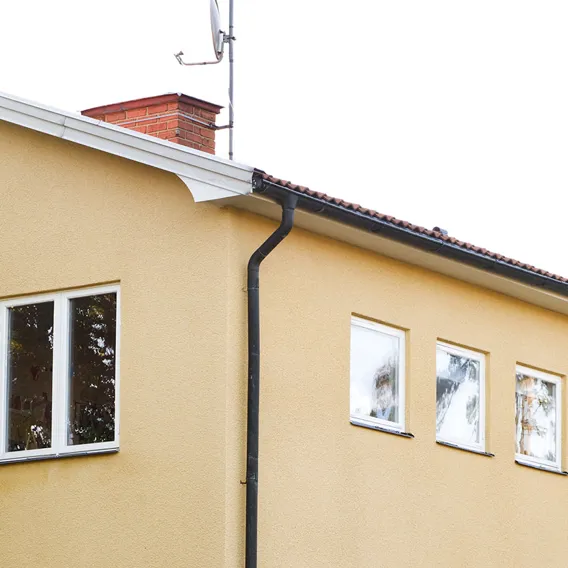 Gult betonghus på gata