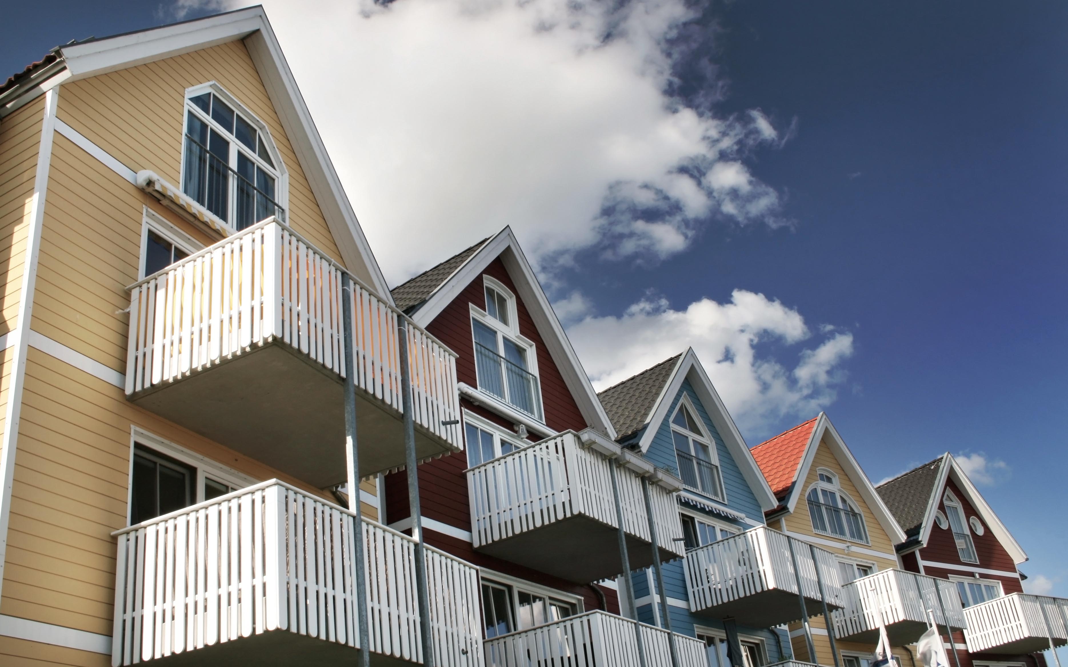 Färgglada radhus med balkonger