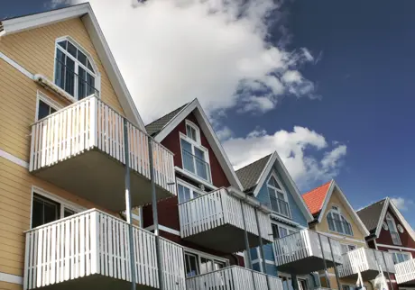 Färgglada radhus med balkonger