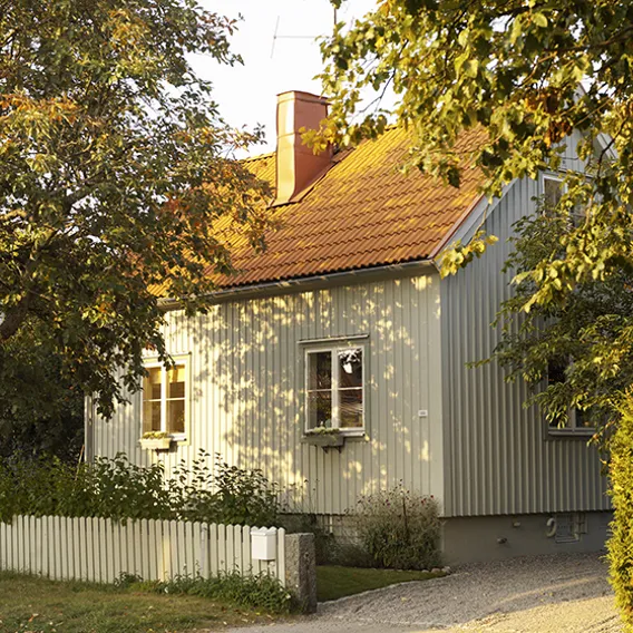 Idyllisk trävilla omgiven av träd