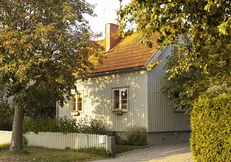 Idyllisk trävilla omgiven av träd