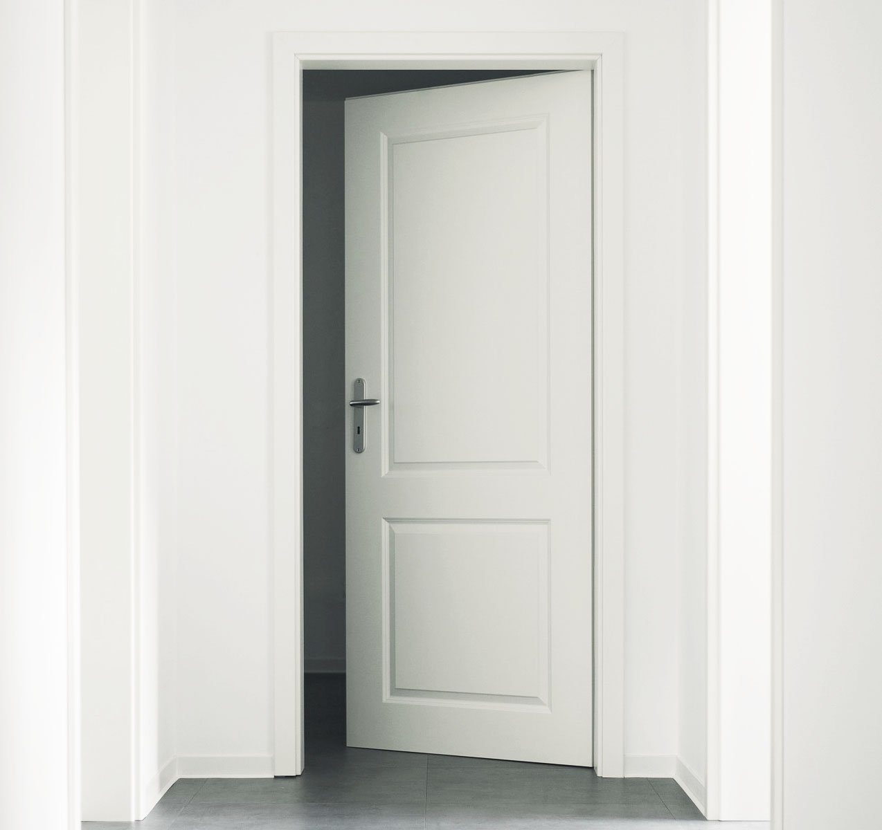 Vit dörr öppen