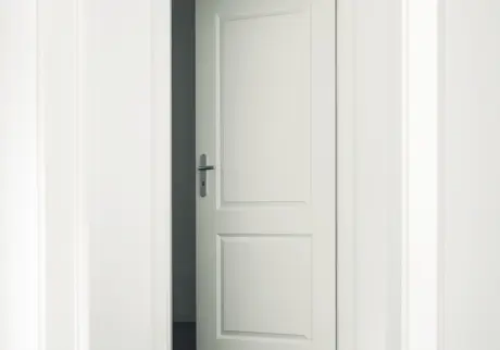 Vit dörr öppen