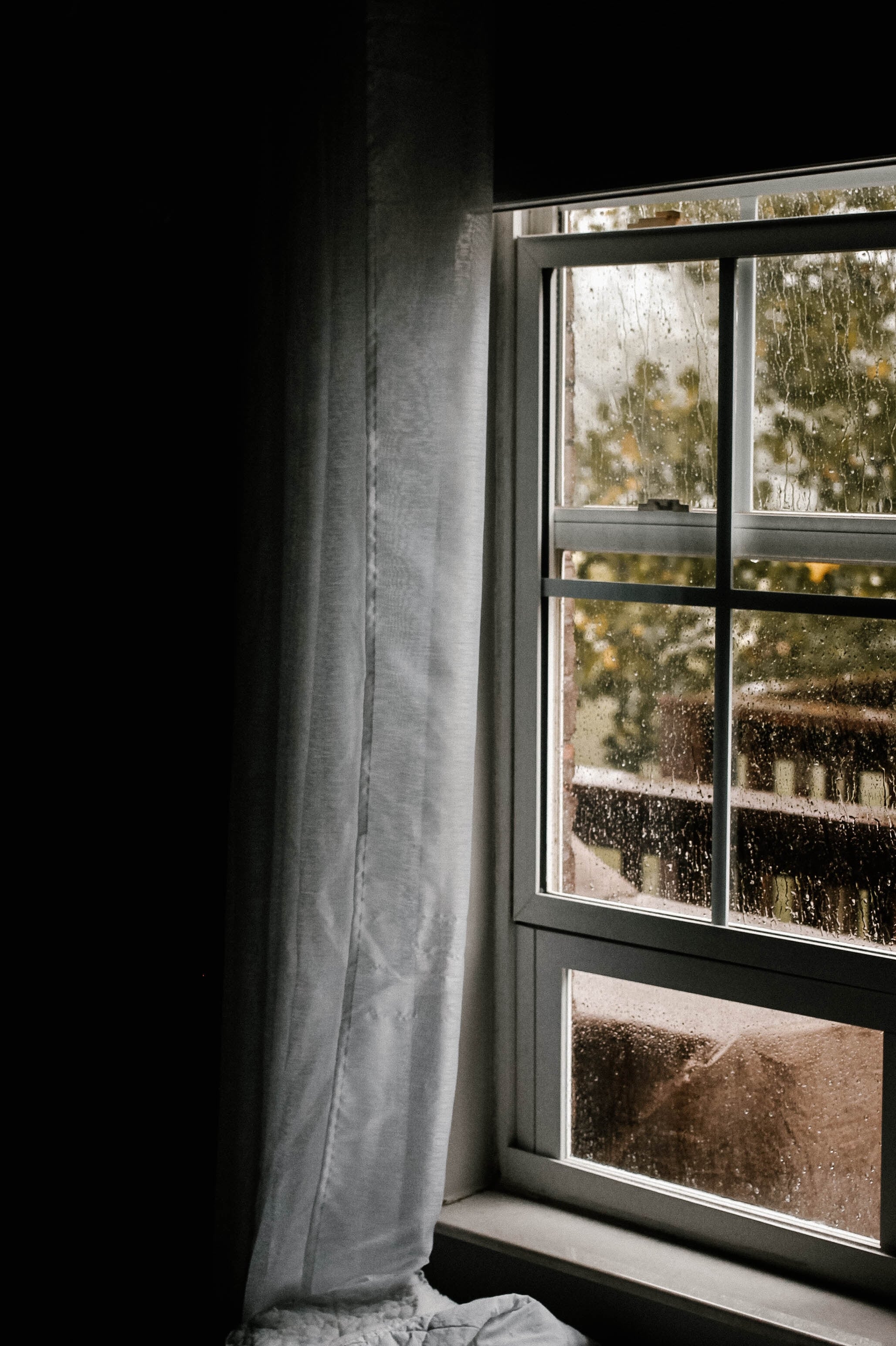 Regn på fönster med spröjs