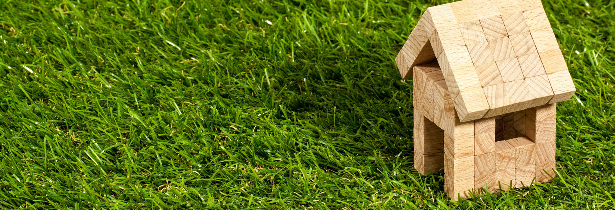 Hus av klossar på gräsmatta