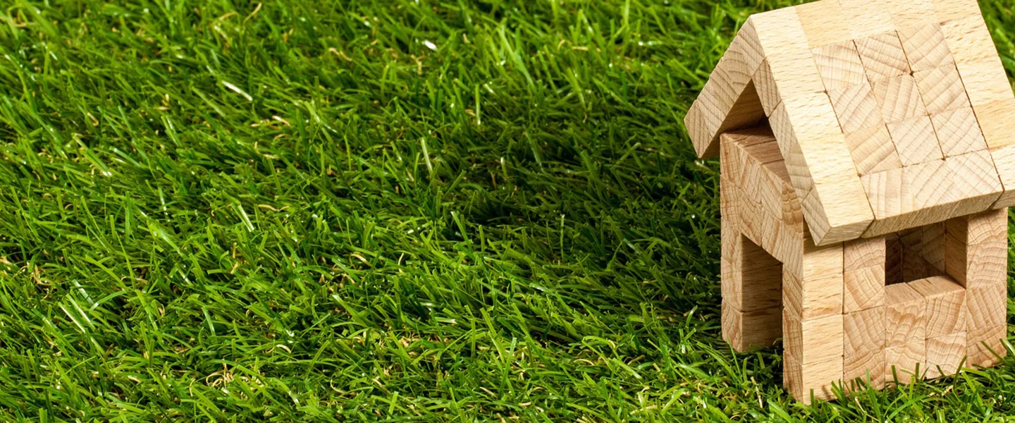 Hus av klossar på gräsmatta