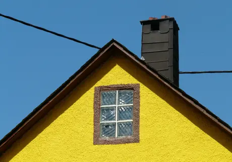 Gult hus med skorsten