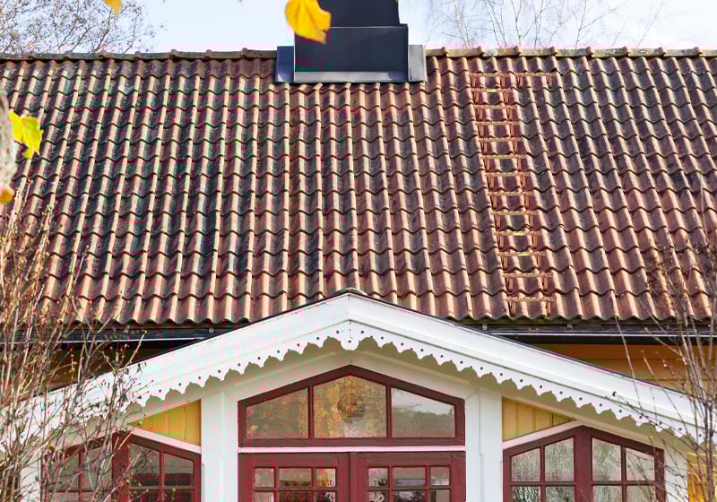 Gult sekelskiftestorp med tegeltak