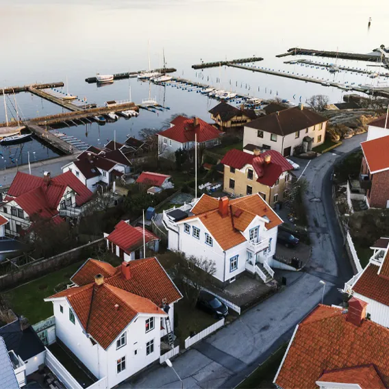 Villaområde vid havet med hamn i bakgrunden