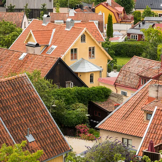 Gamla takplattor på villor ovanifrån
