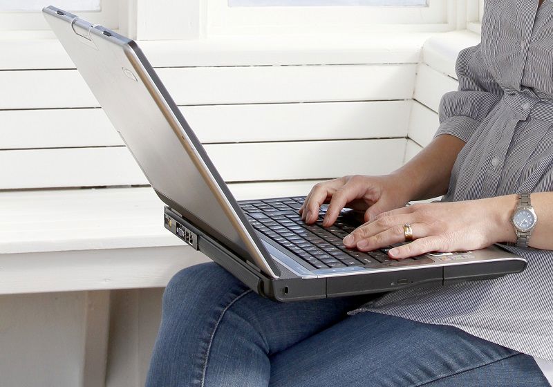 Kvinna skriver på laptop