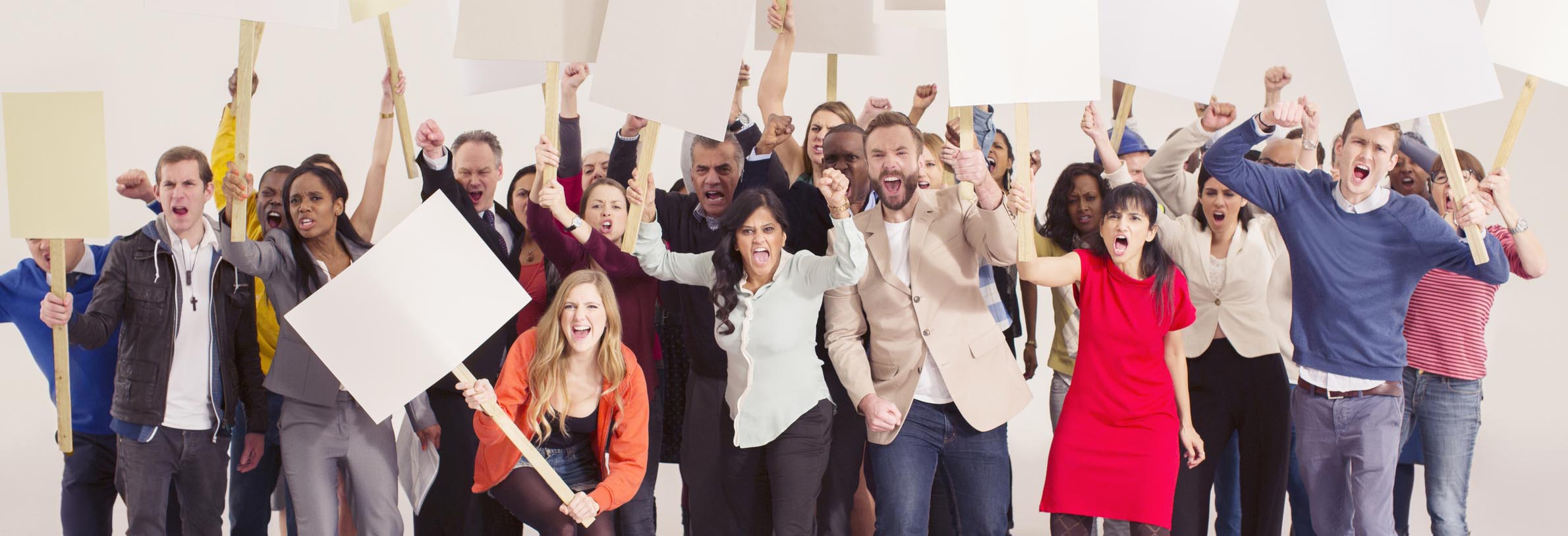 Folksamling demonstrerar med plakat