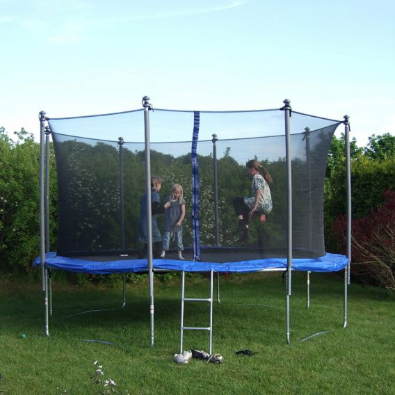 Barn hoppar på trampolin
