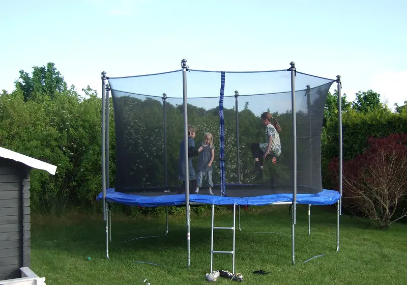 Barn hoppar på trampolin