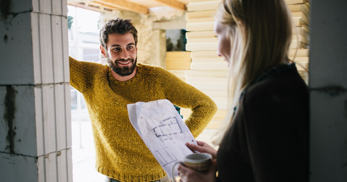 Hantverkare och kvinna med ritning